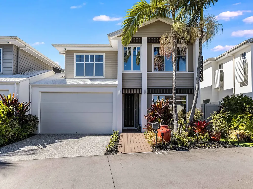 Little Mountain 3 Bedroom Welcome to Villa 33, featuring the highly desirable, double-story "Marquis" design. Originally built as a flagship display home