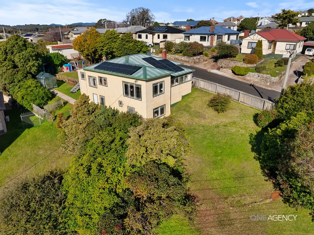 Hillcrest 4 Bedroom Affordable Family Living - With A Sunny Outlook!