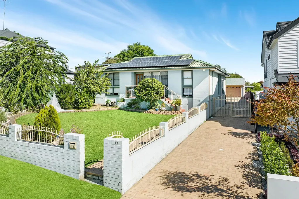 Narellan 3房 781平米超大砖房 双拼潜力 2.5车位车库 32块太阳能板 靠近Narellan Town Centre Huge upside and exceptional convenience- all in a short walk to Narellan Town Centre
