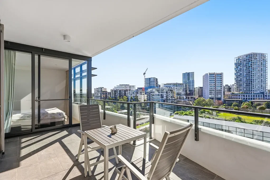 Norwest 2 Slaapkamer Ultimate convenience at the 'Esplanade' with lake views