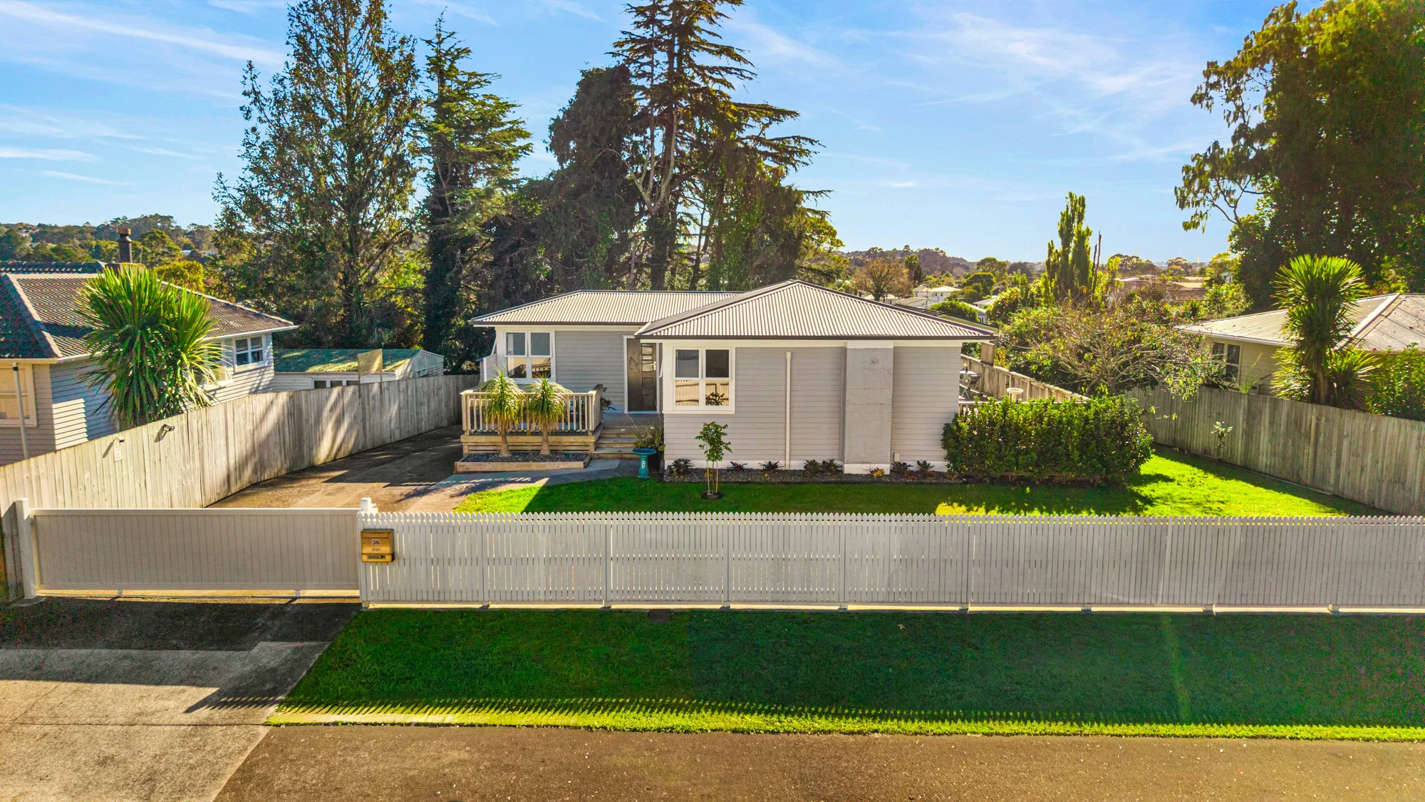 Henderson 2침실 Moving across the ditch - all offers presented!