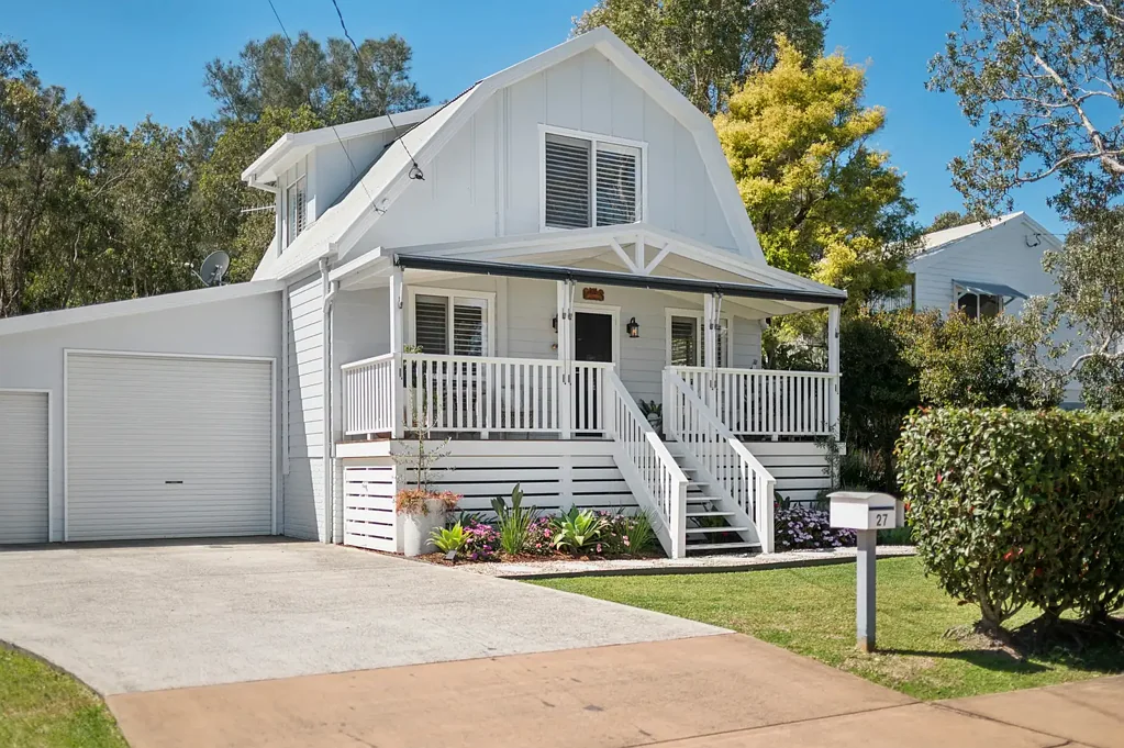 Emerald Beach 3ਬੈੱਡਰੂਮ Stylish Coastal Living – Fully Renovated Beachside Home