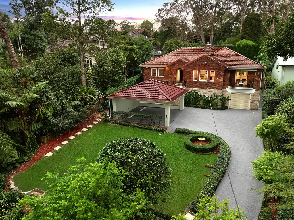 Pymble 4房 全砖传统 1325sqm阔地 高层静谧 大理石豪华厨 Liebherr电器 四卧套房 双车库 优校近旁 Elegant family residence, exceptional east-side address