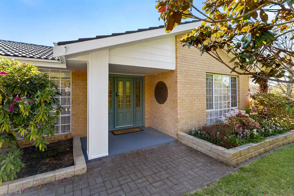 Wentworth Falls 4房 宽敞砖房 1583sqm地块 成熟花园 私密宁静 自然采光充沛 主厨厨房 室内外娱乐 四卧套房 空调太阳能 双车库工作区 地段便利 BEAUTIFULLY RENOVATED WITHIN PRIVATE ESTABLISHED GARDENS