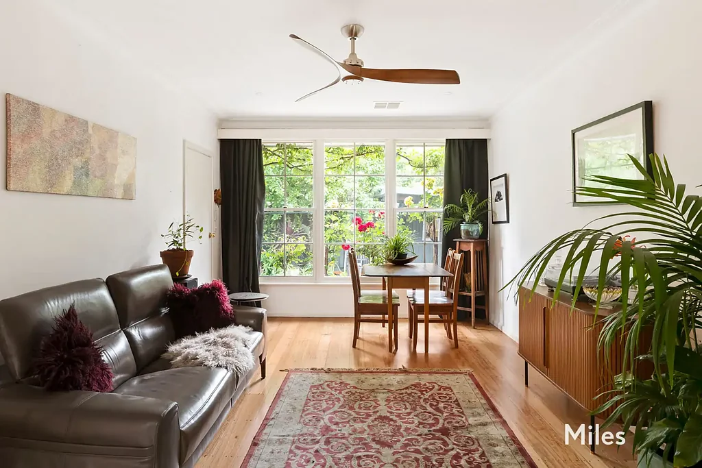 Ivanhoe 2房 时尚两卧公寓 中心位置 卓越翻新 宽敞采光 舒适庭院 精美厨房 停车位便利 生活配套齐全 Stylish Centrally Located Retreat.