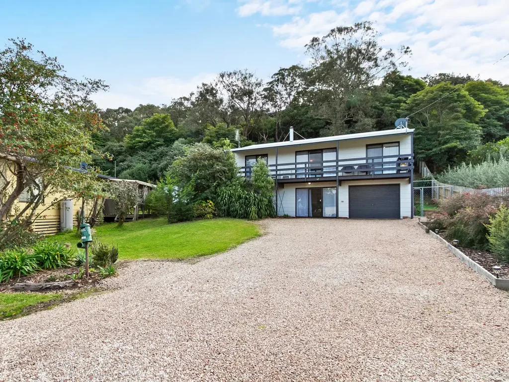 Lakes Entrance 4 Bedroom Serene Dual-Level Retreat with Endless Possibilities