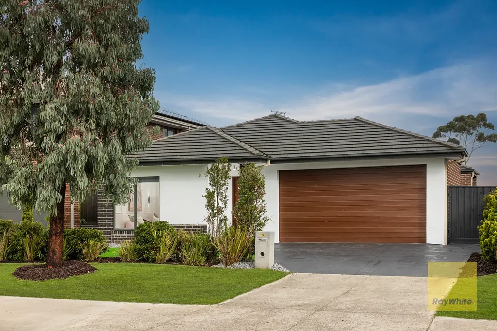Wyndham Vale 4房 东向四卧宽敞  主卧带步入式衣帽间  现代厨房石材台  开放式起居用餐  双遥控车库  低维护后院  邻近火车站  交通便利CBD East-Facing Family Home Just Moments from Wyndham Vale Train Station