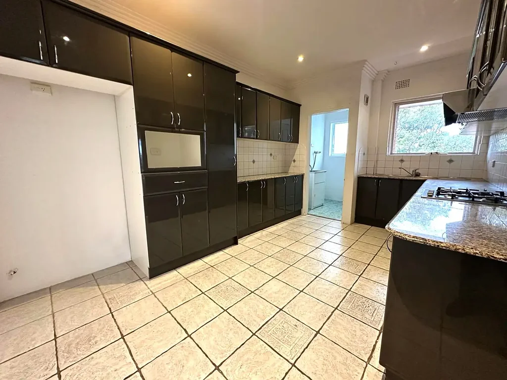 SPACIOUS 3 BEDROOM TOP FLOOR UNIT
