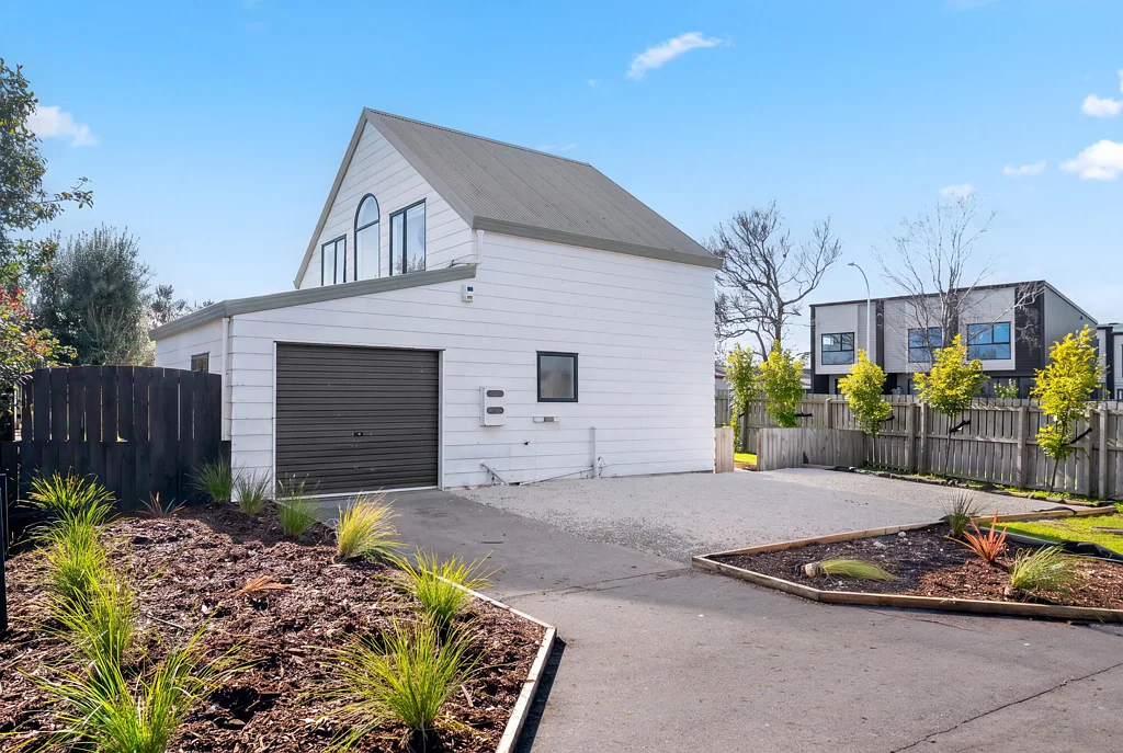 Clendon Park 3 Slaapkamer Modern Living on a 458sqm Freehold Section