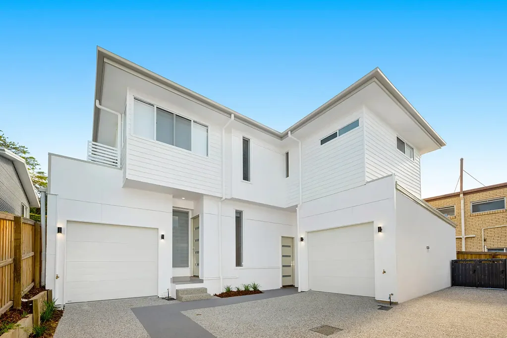 Greenslopes 3房 全新联排别墅 精品综合楼 仅三户 现代风格 低维护生活 宽敞起居区 优质电器 私密庭院 安全车库 便捷交通 优质学区 Brand-New Townhouse in the Heart of Greenslopes