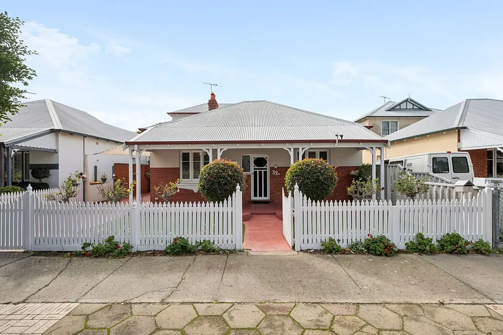 Vic Park's Best Location - Opposite Raphael Park!