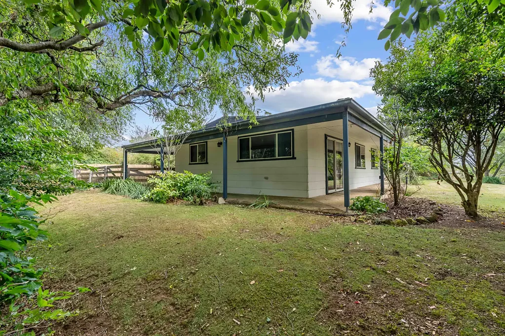 Branxholm 5 Bedroom Country Comfort Meets Family Living - 20 Pearce Street, Branxholm