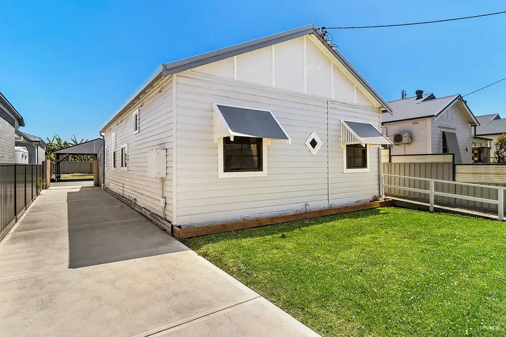 FLEXIBLE LIVING ZONES FOR MULTI-GENERATIONAL HOUSEHOLDS IN A GREAT MAYFIELD LOCATION