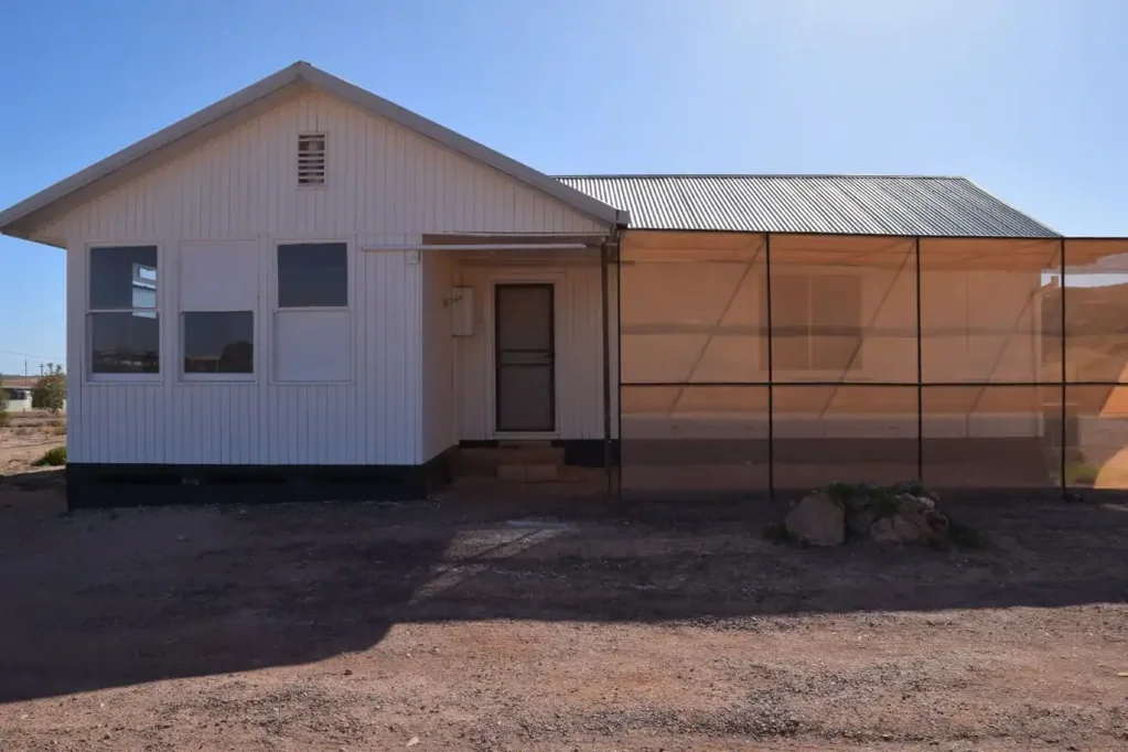 Coober Pedy 3 Bedroom Three-bedroom family home on corner parcel