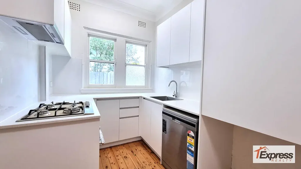 FULLY RENOVATED 3 BEDROOM APARTMENT WITH PRIVATE GARDEN