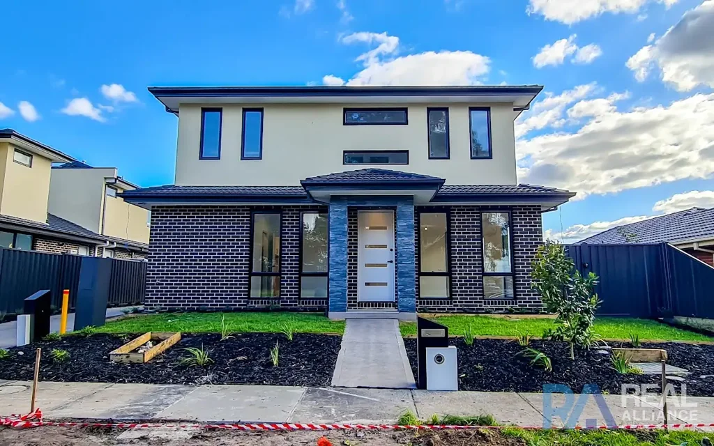For LEASE: Cranbourne West | 4 Bed + 3.5 Bath + 2 Car|  Newly Built Townhouse within Easy Reach of Everything You Desire!
