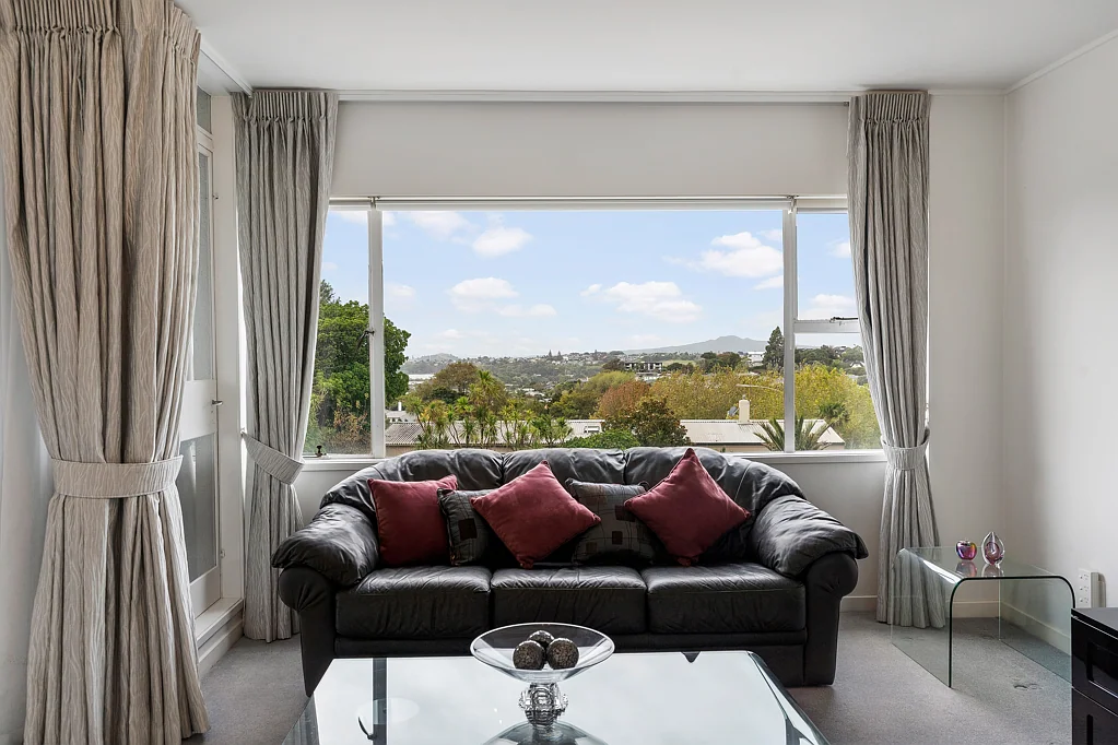 Remuera 2 Bedroom Summer lifestyle with tennis court