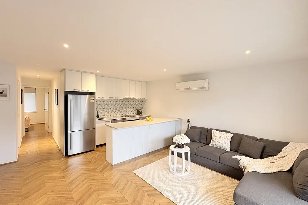 FURNISHED, Spacious 2+2+2 Parking in Leafy St Kilda East