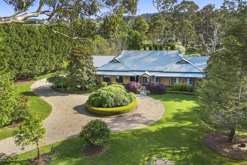 Bowral 5Phòng ngủ An Idyllic Bowral Escape: Sophisticated Living Amidst Private Park-Like Grounds