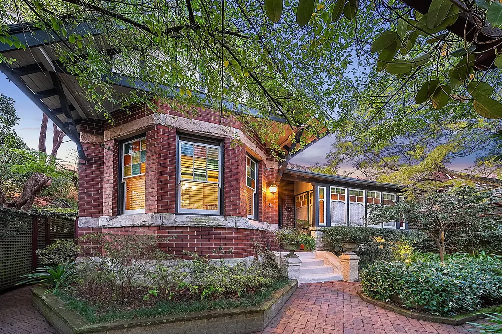 Mosman 4房 复古双砖砌筑 现代舒适便利 朝北泳池 Miele电器 公私名校云集 Beautiful Character Home of Enduring Period Charm