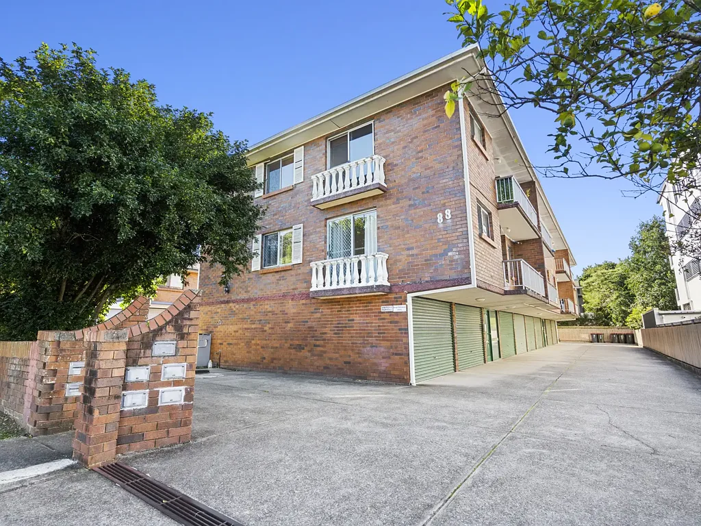 Greenslopes 2房 小型精品顶层 2卧宽敞空间 自然采光充足 带锁车库 私人阳台 毗邻公园 便利生活首选 First home buyer opportunity. Boutique top-floor living in Greenslopes.