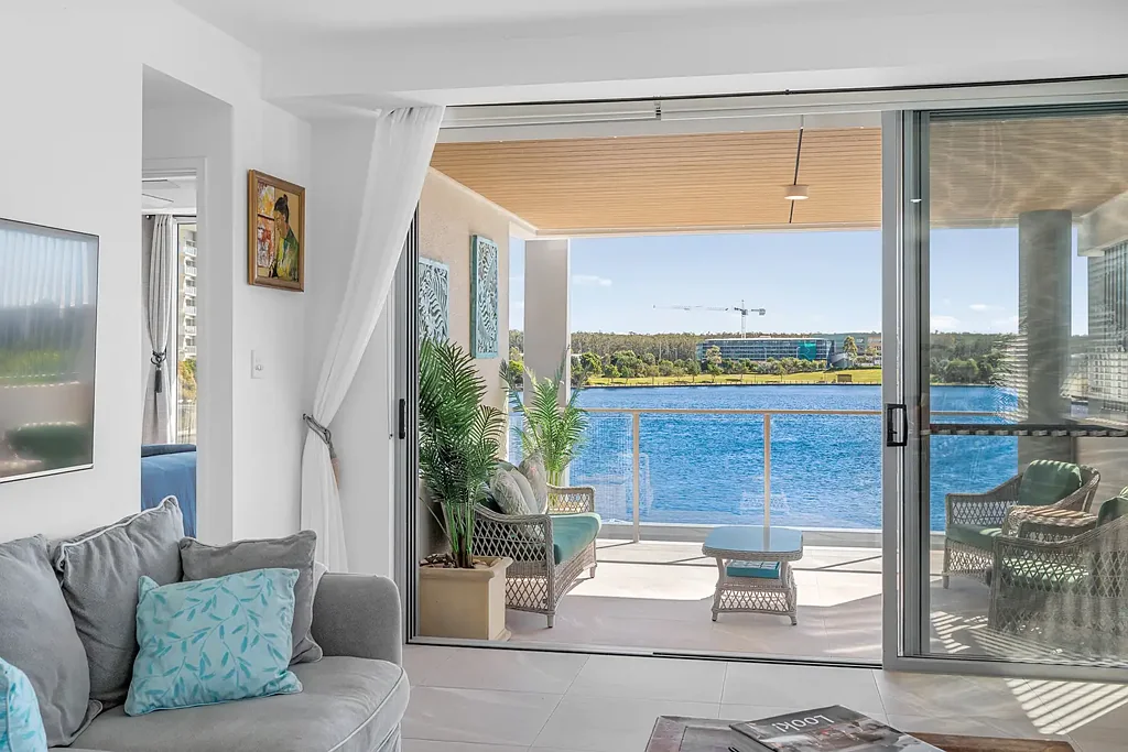 Birtinya 4房  Stunning Lakeview Residence