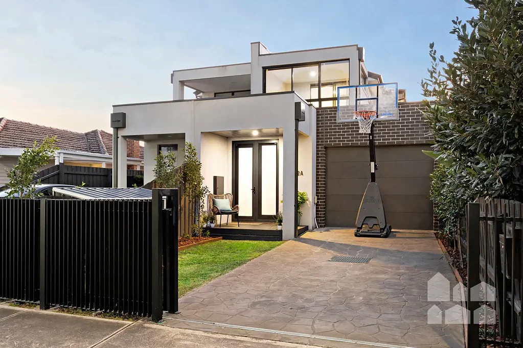 Yarraville 4 Bedroom Modern family haven, dream park front location