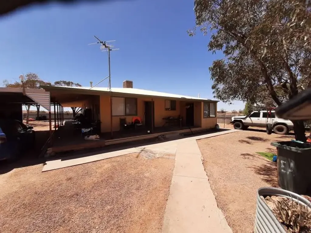 Coober Pedy 4ਬੈੱਡਰੂਮ 4 bedroom property with large verandah and plenty of Carparking undercover