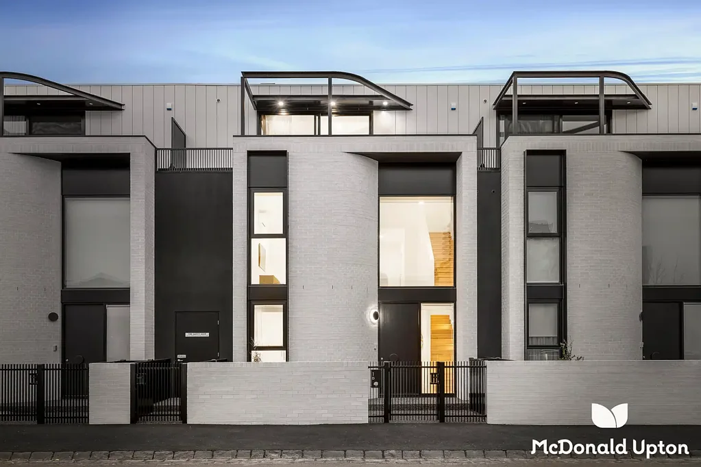 Moonee Ponds 3房 黄金地段环绕  精品定制打造  私人电梯便捷  Taj Mahal石英岩  Smeg品牌厨房  三卧三卫豪华  城市景观阳台  步行生活便利 Bespoke Luxury with its Own Private Lift