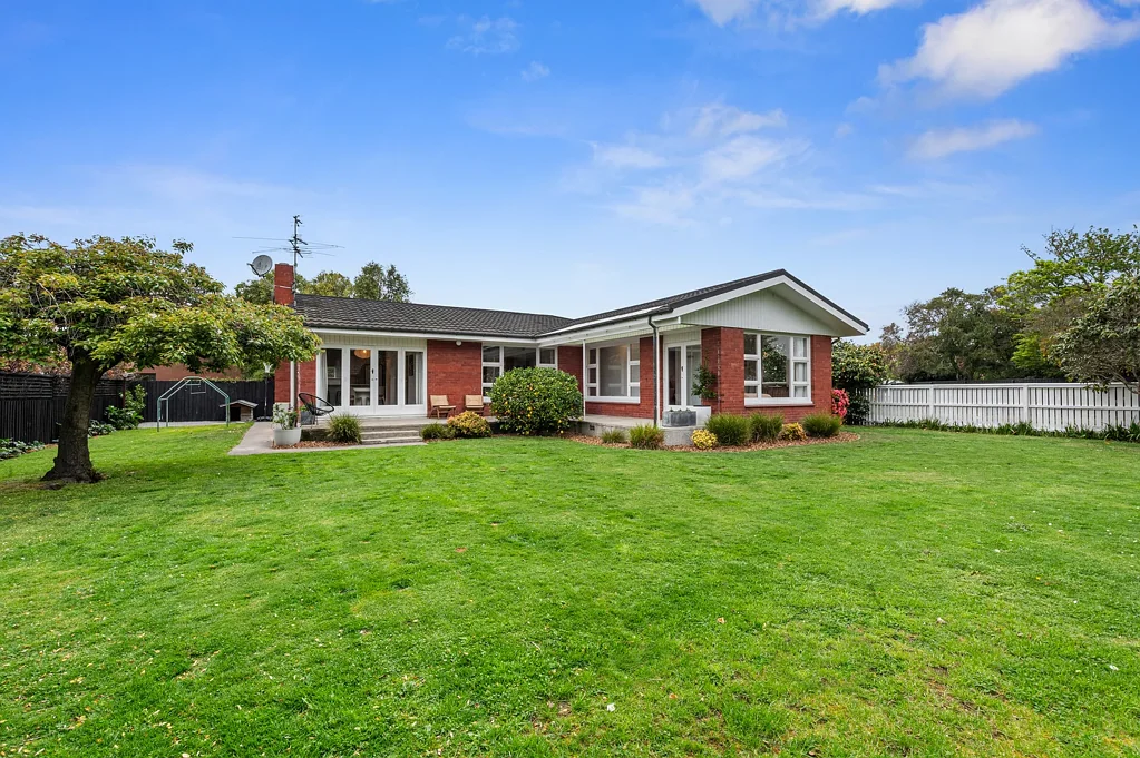 Burnside 4कमरा Classic Brick in Beautiful Street!