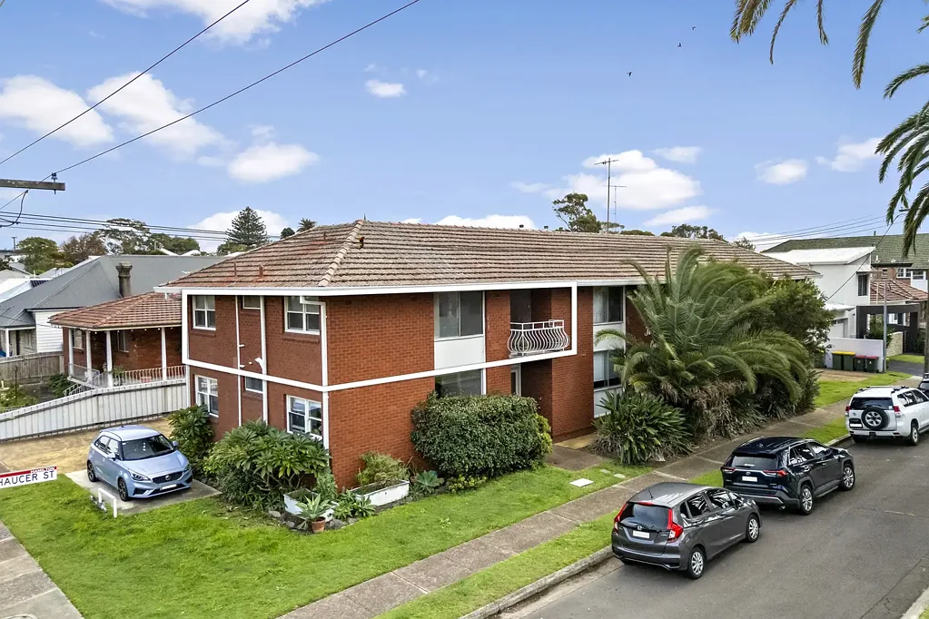 Hamilton 2Kwarto Low Maintenance & Move-in Ready in Standout Location