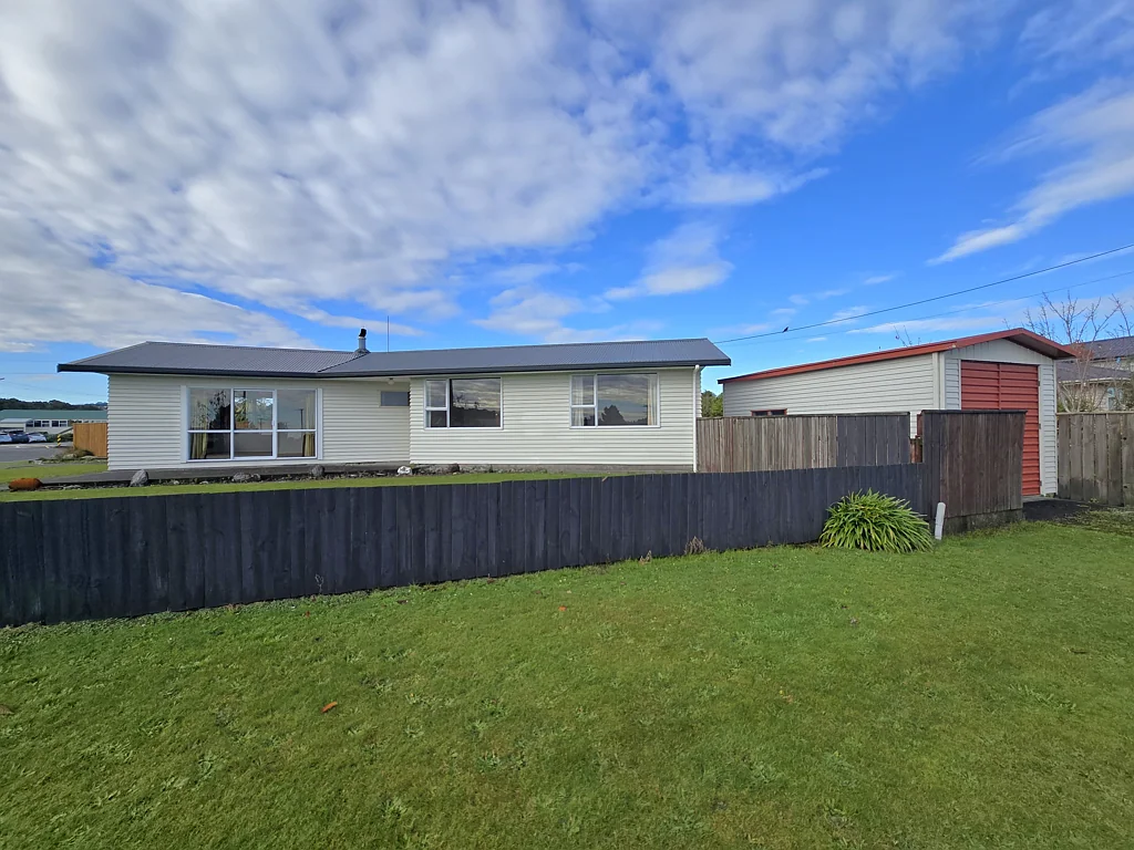 Hokitika 3房  Excellent location - solid home with garaging