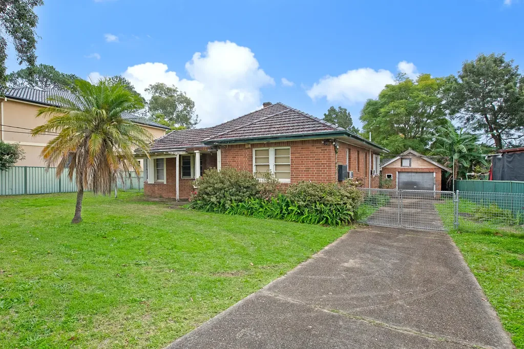 North Rocks 3 Slaapkamer Classic Double Brick Home, Renovation & Rebuild Potential