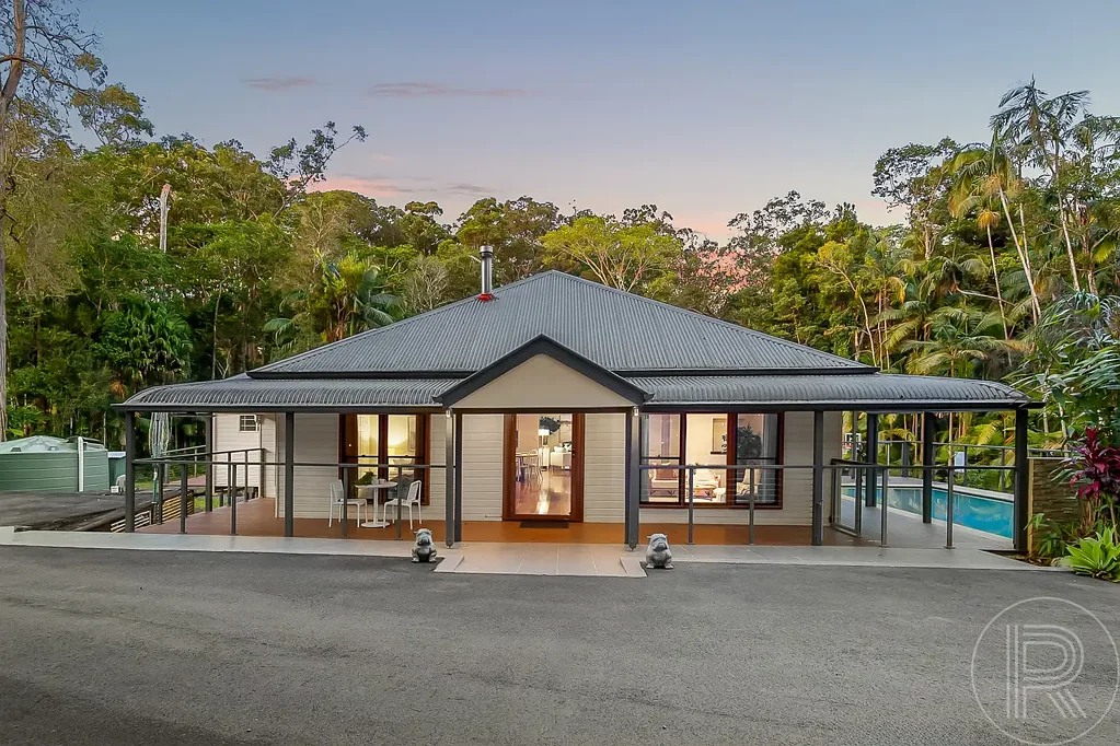 Palmview 4ਬੈੱਡਰੂਮ Stylish Family Acreage with Pool, Gym, Sheds & Space to Breathe