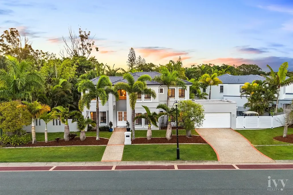 Hope Island 5房  Refined Golf Course Living with Direct Fairway Access
