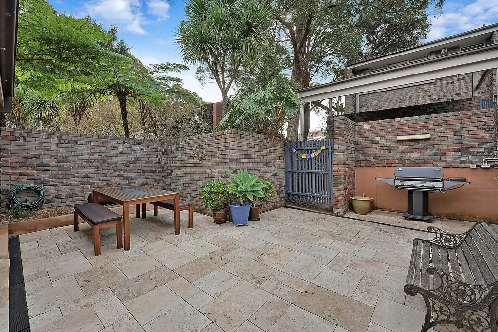 Split Level Townhouse | North Facing Courtyard