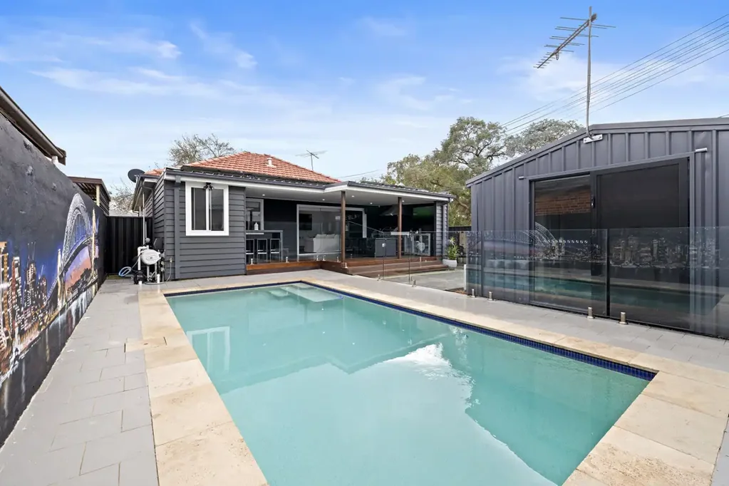 Croydon Park 3कमरा Tastefully Renovated Family Home with Alfresco Entertaining and Pool