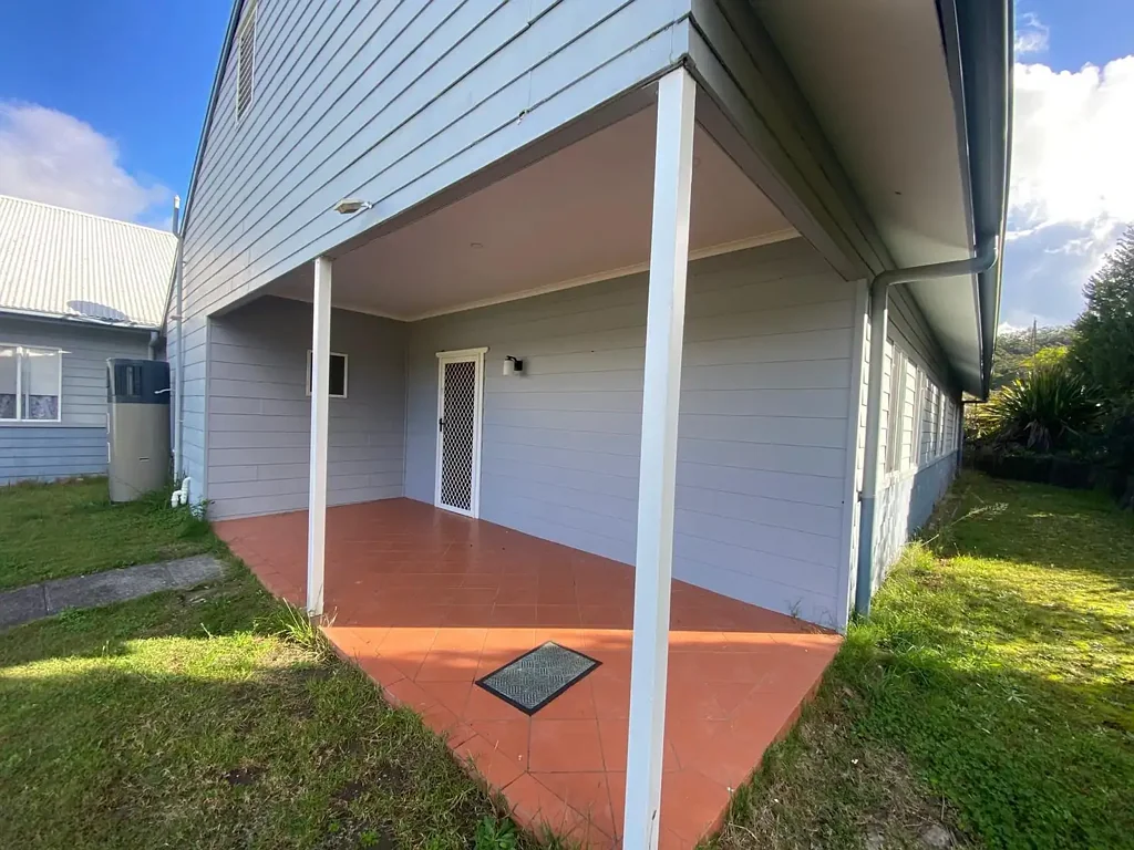 RENOVATED 1 BEDROOM FLAT