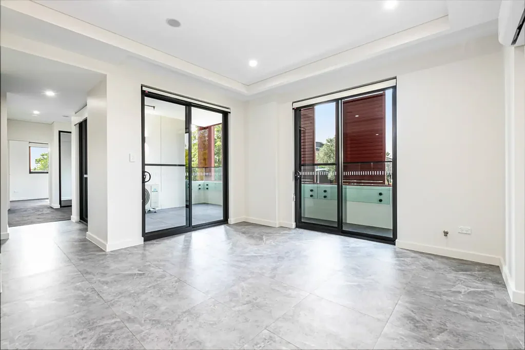 Near New 1x BR Apartment With Study Room...