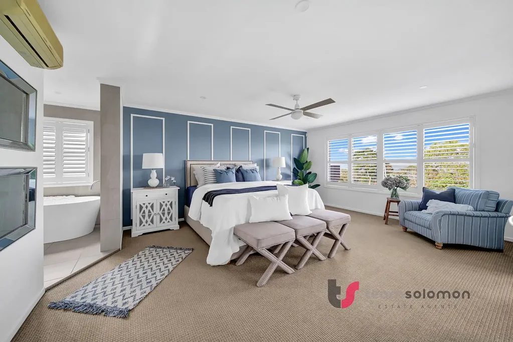 Redland Bay 6कमरा Elevated family living with bay and islands outlook.