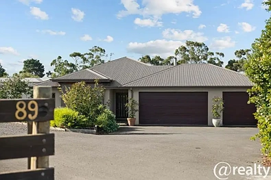 Nyora 4 Slaapkamer Grand-Scale Living on over an acre of land with Pool, Massive Shed