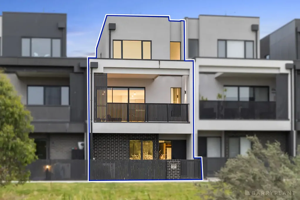 Keysborough 4ห้องนอน TRIPLE- LEVEL TOWNHOUSE WITH WETLANDS OUTLOOK - $40,000 WORTH OF UPGRADES