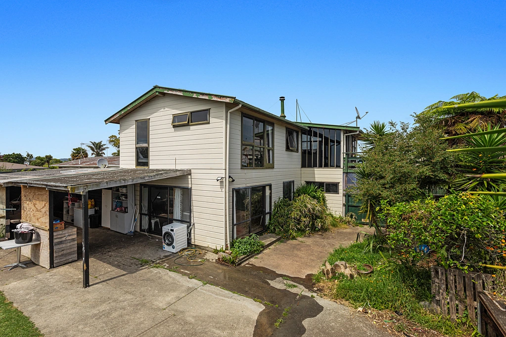 Whakatane 3 Bedroom Bring your vision - A renovator's dream!
