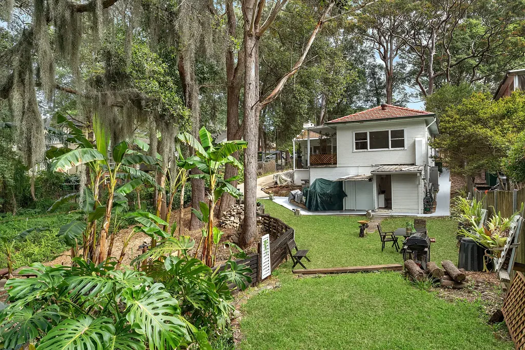 Turramurra 3房 Turramurra宝藏物业 916.9㎡阔地 朝北朝向 公立名校圈 步行火车站 开放式布局 森林环绕后院 A Bushland Oasis with Unlimited Potential