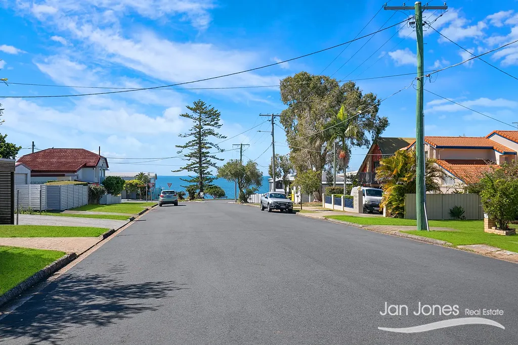 Woody Point 3房 尽览 Moreton Bay 绝佳美景 FANTASTIC VIEWS OF MORETON BAY
