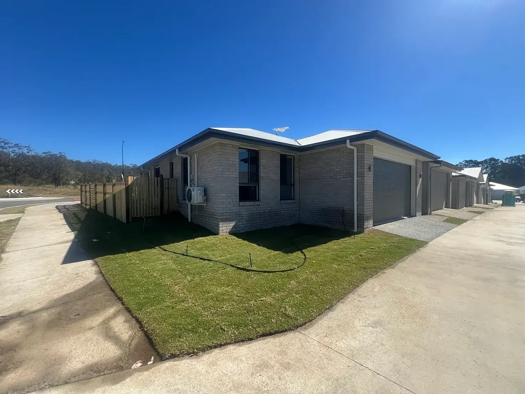 BRAND NEW FAMILY HOME @ DEEBING HEIGHTS!