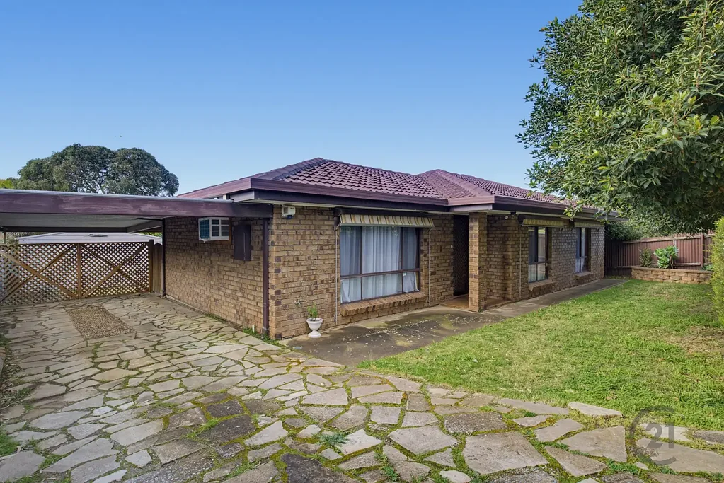 Hackham West 3chambre Exceptional 3 bedroom family home — move in or rent out!