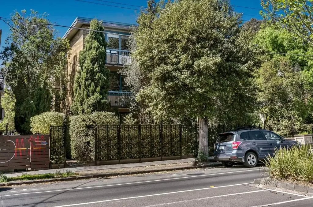 St Kilda 2ਬੈੱਡਰੂਮ Stylish Living in St Kilda's Heart: Your Perfect Ground-Floor Apartment Awaits!