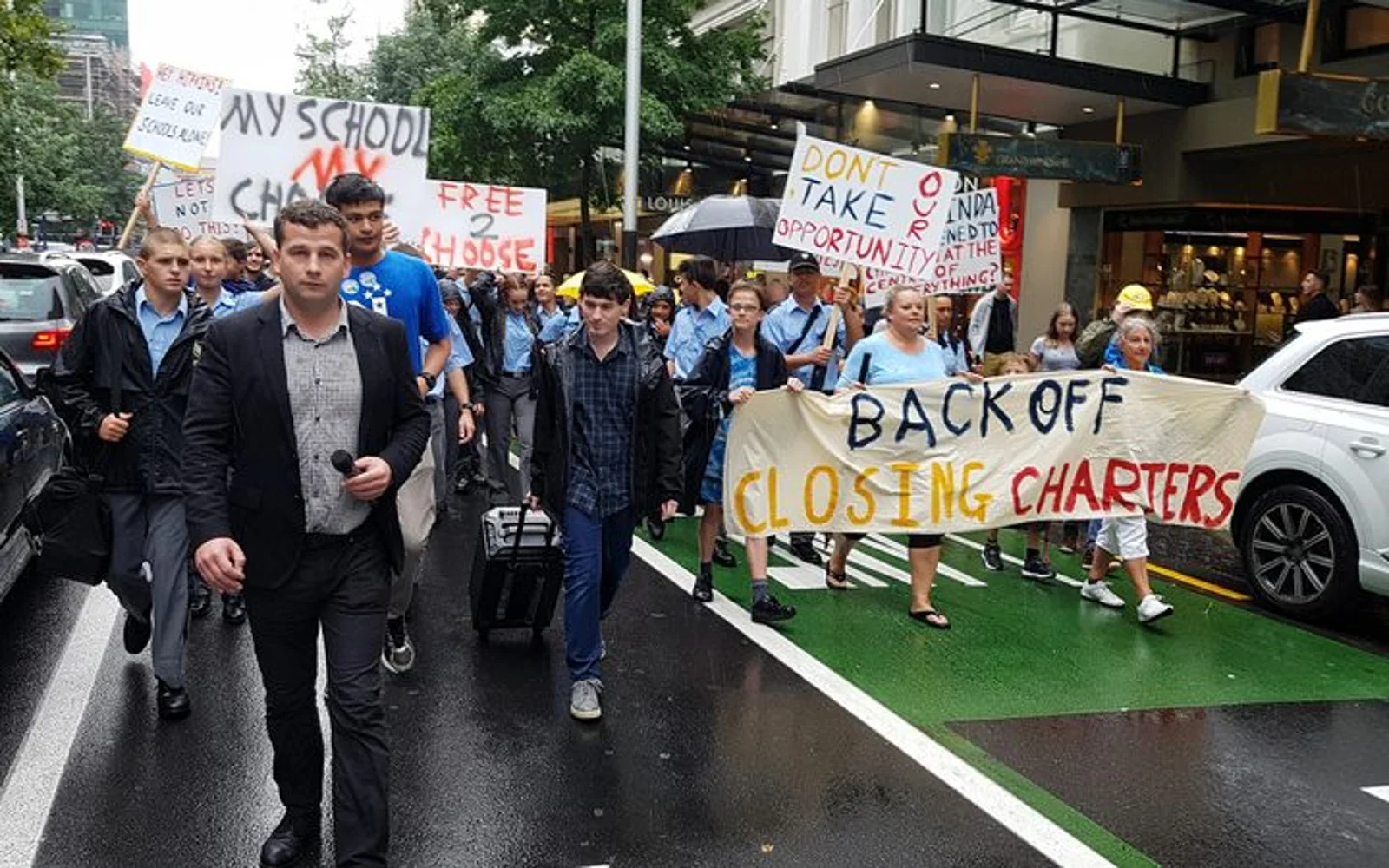 炸了！工党政府将关闭特许学校，奥克兰街头涌现上百抗议者！