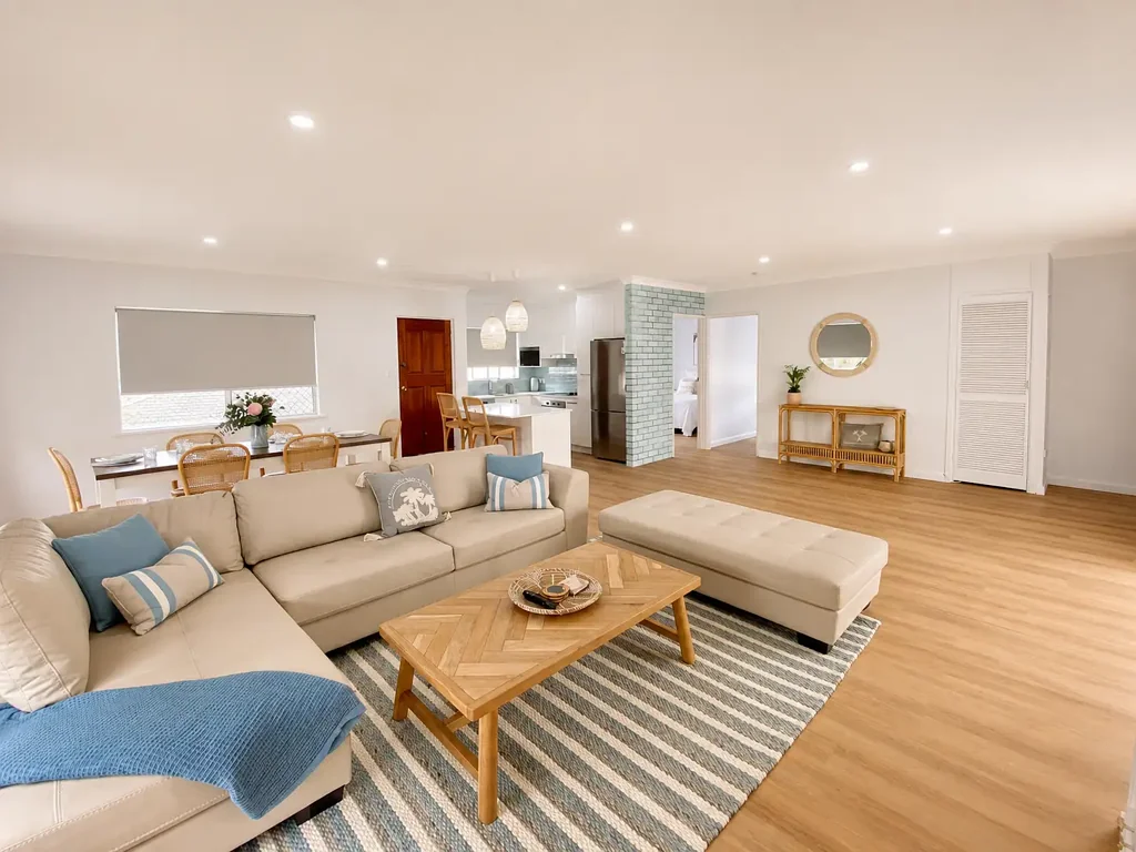 CHARMING COASTAL UNIT IN THE HEART OF PARADISE POINT